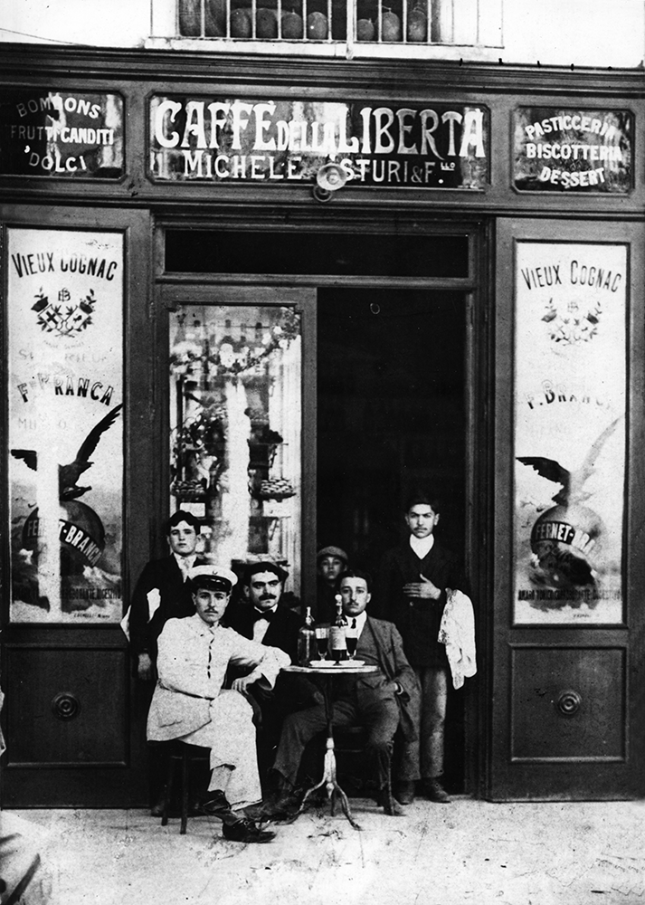 Entrata Caffè della Libertà 1908 Adolfo e Michele Asturi con cliente e camerieri Crotone